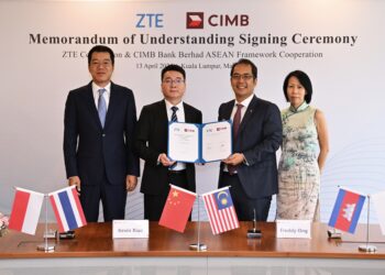 STEVEN Ge (dari kiri) bersama Kevin Xiao, Freddy Ong dan Denise Wong pada majlis menandatangani MoU bagi memajukan pembangunan infrastruktur digital di seluruh ASEAN.