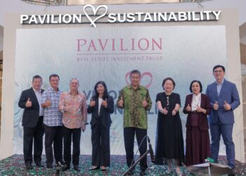 Lembaga Pengarah Pavilion REIT, Nor Rejina (empat dari kiri) bersama Ketua Pegawai Eksekutif SWCorp, Khalid Mohamed ketika majlis perasmian Pavillion Cintai Kelestarian di Pavilion.