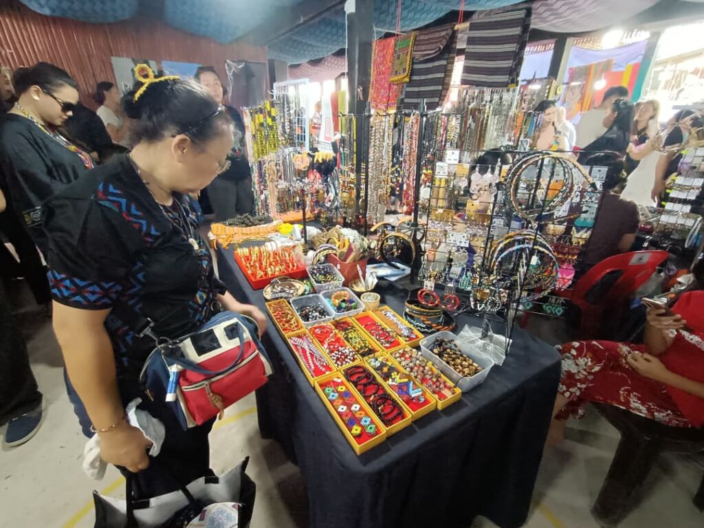 Kraftangan tempatan jadi pilihan pengunjung sambutan Tadau Kaamatan