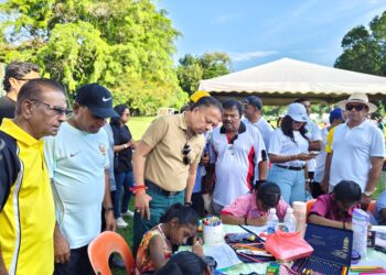 A. VIGNESWARAN (tengah) melihat kanak-kanak menyertai pertandingan mewarna pada Sambutan Hari Keluarga sempena Ulang Tahun MIC ke-80 di Taman D.R Seenivasagam di Ipoh, Perak hari ini