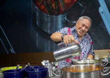 CHEF Wan ketika demonstrasi masakan secara langsung di atas kapal persiaran Star Voyager baru-baru ini.