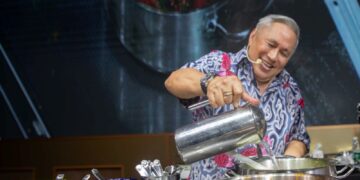 CHEF Wan ketika demonstrasi masakan secara langsung di atas kapal persiaran Star Voyager baru-baru ini.