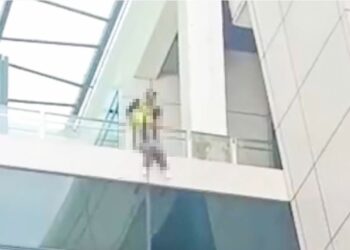 TULAR rakaman wanita warga China hendak membunuh diri di Terminal KLIA2, Sepang, kelmarin. – MEDIA SOSIAL