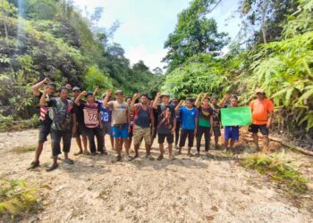 MASYARAKAT Orang Asli mahu membina semula sekatan di simpang Bereglag dan Cerkep, Pos Simpor, Gua Musang, Kelantan yang telah dirobohkan. - IHSAN PENDUDUK