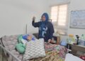 FAUZIAH Nordin ketika menjaga kakaknya, Janidah Nordin yang terlantar akibat dipukul oleh bekas suaminya sehingga komar lima tahun lalu. -GAMBAR / IHSAN FAUZIAH NORDIN