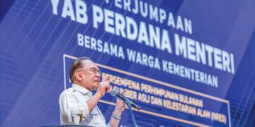 ANWAR Ibrahim memberi penerangan mengenai aktiviti pelabuhan di Teluk Arab pada majlis perjumpaan bersama warga Kementerian Sumber Asli dan Kelestarian Alam di Putrajaya, semalam. – PEJABAT PERDANA MENTERI