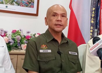 ARMIZAN Mohd Ali ketika sidang akhbar di Pejabat Urus Setia Daerah Papar, hari ini. UTUSAN/ RAESSAH HANAN