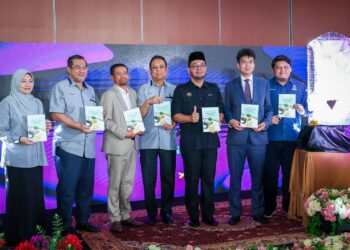 ZULKIFLI Hasan ketika Perasmian Buku Modul dan Kursus Akademi Seni Media Islam (ASMI) di Universiti Sains Islam Malaysia, Nilai, hari ini.