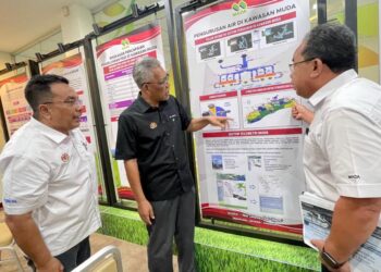 Ismail Salleh (tengah) menunjukkan jadual pengurusan air bagi musim penanaman padi baharu selepas sidang akhbar di Ibu pejabat MADA, Alor Setar Kedah. 