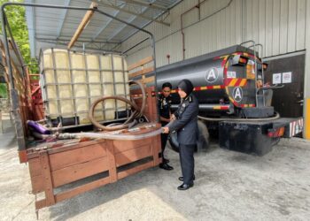 ZALINA Aziz menunjukkan paip yang digunakan untuk memindahkan diesel dari lori kargo ke lori tangki pada sidang akhbar di Stor KPDN Kedah di Tunjang, Kubang Pasu, hari ini.