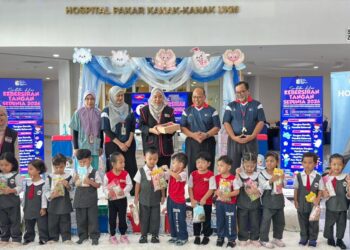 HAMZAINI Abdul Hamid (baris belakang, dua dari belakang) bersama kanak-kanak dari Taska Anak Pintar Hospital TABTAR pada Sambutan Hari Kebersihan Tangan Sedunia 2026 di hospital berkenaan hari ini.-UTUSAN/MUHAMMAD AKMAL ZUHDI