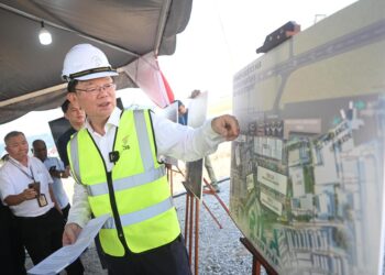 CHOW Kon Yeow ketika melawat tapak projek Penang International Logistics Aeropark (PILA) di Bayan Lepas, Pulau Pinang, hari ini.- PEJABAT KETUA MENTERI PULAU PINANG