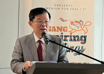 CHOW Kon Yeow berucap pada majlis menandatangani MoU antara PCEB dan Marriott International Malaysia bagi mempromosikan Penang Golf Challenge, di George Town, Pulau Pinang, hari ini.