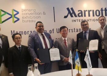 ASHWIN Gunasekaran (tiga, kiri) bersama Ketua Menteri, Chow Kon Yeow pada majlis menandatangani MoU antara PCEB dan Marriott International Malaysia bagi mempromosikan Penang Golf Challenge di George Town, Pulau Pinang, hari ini.-UTUSAN/SAFINA RAMLI
