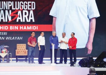 AHMAD Zahid Hamidi melancarkan Perhimpunan Kami Gen Mara di Pusat Dagangan Dunia Kuala Lumpur, semalam. – UTUSAN/SHIDDIEQIIN ZON