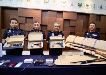 ADZLI Abu Shah (dua kanan) bersama pegawainya menunjukkan senjata api yang dirampas daripada seorang mekanik pada sidang akhbar di IPK Kedah di Alor Setar, hari ini.
