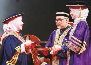 TENGKU Permaisuri Norashikin berkenan menyampaikan ijazah doktor falsafah dan ijazah sarjana kepakaran kritikal kepada 290 graduan pada Istiadat Konvokesyen UiTM Ke-104 di Dewan Agung Tuanku Canselor, UiTM Shah Alam, Selangor, semalami. – UTUSAN/AFIQ RAZALI