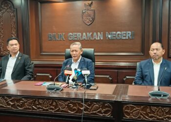 AMINUDDIN Harun (tengah) pada sidang akhbar selepas mempengerusikan Mesyuarat Mingguan Exco di Wisma Negeri, Seremban hari ini.-UTUSAN/NAZARUDIN SHAHARI