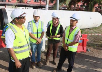 PATHMANATHAN (kiri) ketika meninjau projek pemasangan dua saluran paip utama baharu bernilai RM416 juta di Solok Tengku, Jelutong, Pulau Pinang hari ini.-UTUSAN/DANIAL SAAD