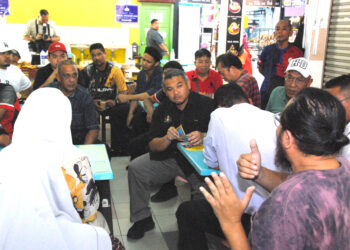 RAIS Yasin tekun mendengar keluhan peniaga ketika melawat Medan Samudera di Banda Hilir, Melaka, semalam. - UTUSAN/AMRAN MULUP
