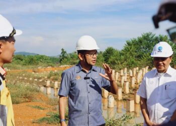 AKMAL Nasrullah Mohd Nasir (tengah) ketika mengadakan lawatan ke tapak projek LRA Sungai Limau yang terbengkalai dan akan diselamatkan di Baling.