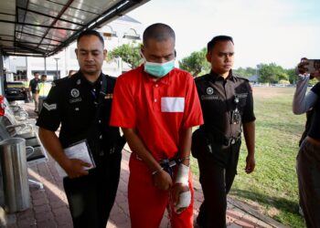 ROSMAINI Abd Raof dibawa ke Mahkamah Sesyen Sungai Petani, Kedah hari ini bagi berdepan pertuduha memukul isterinya sehingga cedera parah pada bulan Mac dan April lalu. - UTUSAN/SHAHIR NOORDIN