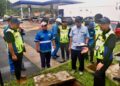 AINAL Yusman Mohamad Yusop (kanan) meninjau tangki septik di salah sebuah premis komersial sekitar Taman Kemajuan, Kangar, Perlis, semalam.-UTUSAN/ASYRAF MUHAMMAD