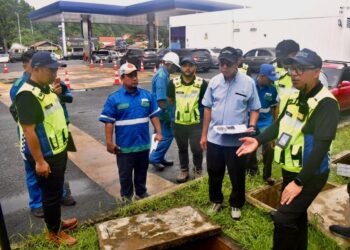 AINAL Yusman Mohamad Yusop (kanan) meninjau tangki septik di salah sebuah premis komersial sekitar Taman Kemajuan, Kangar, Perlis, semalam.-UTUSAN/ASYRAF MUHAMMAD