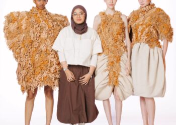 Emelda bersama model yang menggayakan busana rekaannya.