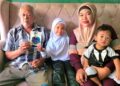 NUR Ardini Rryna dan bapanya, Pandak Rompan menunjukkan gambar mendiang Nurit Pandak ketika ditemui di Kampar, Perak, semalam.
– UTUSAN/AIN SAFRE BIDIN
