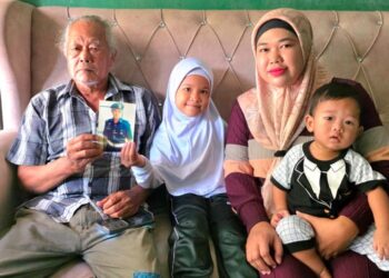 NUR Ardini Rryna dan bapanya, Pandak Rompan menunjukkan gambar mendiang Nurit Pandak ketika ditemui di Kampar, Perak, semalam. 
– UTUSAN/AIN SAFRE BIDIN
