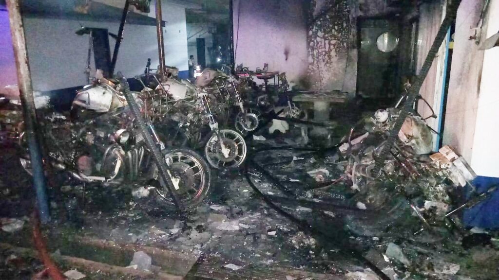 Empat buah motosikal milik pasukan trafik IPD Pasir Puteh terbakar