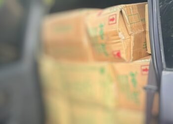 SEBAHAGIAN minyak masak bersubsidi yang berjaya dirampas dalam serbuan di Kampung Pauh 5, Bachok, Kelantan semalam.-IHSAN KPDN