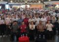 TEO Nie Ching (duduk, tengah) pada Majlis Sumbangan Pelajar Cemerlang SPM 2025 Parlimen Kulai di Kulai, Johor hari ini.
