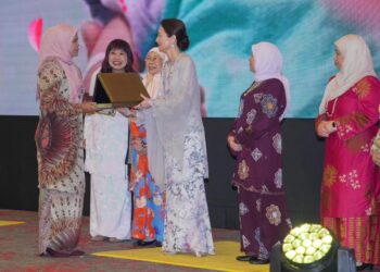 TUANKU Zara Salim berkenan menyampai Anugerah Khas Inspirasi Ibu kepada Nurul Zaanizila Mohd Zain sempena Sambutan Hari Ibu Peringkat Kebangsaan 2026 di Kuala Lumpur, hari ini. - UTUSAN/SADDAM YUSOFF