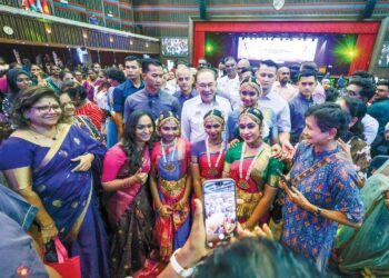 ANWAR Ibrahim pada Majlis Ramah Mesra Perdana Menteri bersama Mahasiswa India di Universiti Malaya, Kuala Lumpur, semalam. 
– UTUSAN/SHIDDIEQIIN ZON