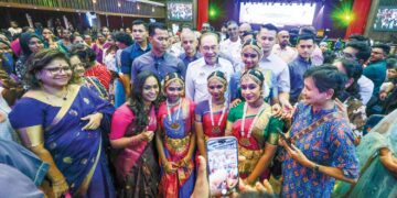 ANWAR Ibrahim pada Majlis Ramah Mesra Perdana Menteri bersama Mahasiswa India di Universiti Malaya, Kuala Lumpur, semalam. 
– UTUSAN/SHIDDIEQIIN ZON