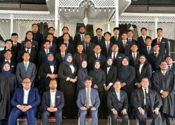 TUNKU Zain Al-‘Abidin Ibni Tuanku Muhriz (tengah) bergambar bersama 36 Ahli Dewan Waghih Negeri Sembilan 2026 di Seremban hari ini. - UTUSAN / NOR SHAFIQAH MOHD GHAZALI