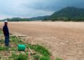 PENDUDUK melihat ‘padang pasir’ yang timbul setiap kali musim kemarau di Sungai Pahang di Kampung Pesagi, Chenor di Maran, Pahang. – UTUSAN/SALEHUDIN MAT RASAD