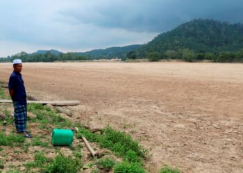 PENDUDUK melihat ‘padang pasir’ yang timbul setiap kali musim kemarau di Sungai Pahang di Kampung Pesagi, Chenor di Maran, Pahang. – UTUSAN/SALEHUDIN MAT RASAD