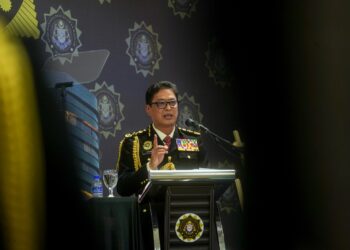 AZAM Baki berucap pada Majlis Penghargaan Khas Ketua Pesuruhjaya SPRM di Ibu Pejabat SPRM, Putrajaya hari ini.-UTUSAN/FAISOL MUSTAFA