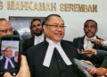 SEBAHAGIAN peguam dan pemimpin adat yang hadir pada prosiding pendengaran saman pemula oleh Mubarak dan lima yang lain terhadap Setiausaha Dewan Keadilan dan Undang (DKU) Negeri Sembilan, DKU Negeri Sembilan dan kerajaan Negeri Sembilan di Mahkamah Tinggi Seremban, semalam. – UTUSAN/MOHD. SHAHJEHAN MAAMIN.