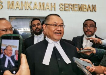SEBAHAGIAN peguam dan pemimpin adat yang hadir pada prosiding pendengaran saman pemula oleh Mubarak dan lima yang lain terhadap Setiausaha Dewan Keadilan dan Undang (DKU) Negeri Sembilan, DKU Negeri Sembilan dan kerajaan Negeri Sembilan di Mahkamah Tinggi Seremban, semalam. – UTUSAN/MOHD. SHAHJEHAN MAAMIN.