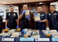 ALZAFNY Ahmad (tengah) dan  Pengarah JAS Negeri Sembilan, Abdul Aziz Parmin (dua dari kanan) menunjukkan barang rampasan e-waste bernilai RM47 juta semasa sidang akhbar  Op Bersepadu E-waste di IPK Negeri Sembilan di Seremban hari ini. UTUSAN/NOR SHAFIQAH MOHD. GHAZALI