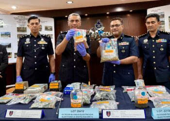 ALZAFNY Ahmad (tengah) dan  Pengarah JAS Negeri Sembilan, Abdul Aziz Parmin (dua dari kanan) menunjukkan barang rampasan e-waste bernilai RM47 juta semasa sidang akhbar  Op Bersepadu E-waste di IPK Negeri Sembilan di Seremban hari ini. UTUSAN/NOR SHAFIQAH MOHD. GHAZALI