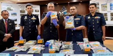 ALZAFNY Ahmad (tengah) dan  Pengarah JAS Negeri Sembilan, Abdul Aziz Parmin (dua dari kanan) menunjukkan barang rampasan e-waste bernilai RM47 juta semasa sidang akhbar  Op Bersepadu E-waste di IPK Negeri Sembilan di Seremban hari ini. UTUSAN/NOR SHAFIQAH MOHD. GHAZALI