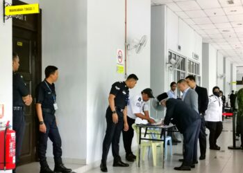 SEBAHAGIAN peguam dan pemimpin adat yang hadir pada prosiding pendengaran saman pemula oleh Mubarak dan lima yang lain terhadap Setiausaha Dewan Keadilan dan Undang (DKU) Negeri Sembilan, DKU Negeri Sembilan dan kerajaan Negeri Sembilan di Mahkamah Tinggi Seremban hari ini. UTUSAN/MOHD. SHAHJEHAN MAAMIN