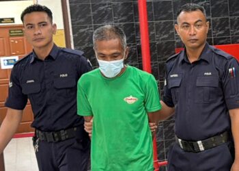 NOOR Azlan Mat Nayan (tengah) diiringi anggota polis ketika dihadapkan ke Mahkamah Sesyen Butterworth atas dua pertuduhan iaitu melakukan amang seksual fizikal terhadap dua remaja lelaki, April lalu. UTUSAN/DANIAL SAAD