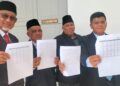 IZHAR Shah Arif Shah (tengah) bersama ADUN Pembangkang DUN Pulau Pinang menunjukkan data hartanah di Pulau Pinang yang dimiliki warga China pada harga purata jauh lebih rendah daripada had minimum ditetapkan Program Malaysia My Second Home (MM2H)