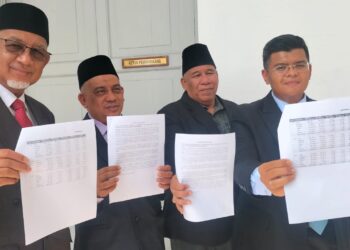IZHAR Shah Arif Shah (tengah) bersama ADUN Pembangkang DUN Pulau Pinang menunjukkan data hartanah di Pulau Pinang yang dimiliki warga China pada harga purata jauh lebih rendah daripada had minimum ditetapkan Program Malaysia My Second Home (MM2H)